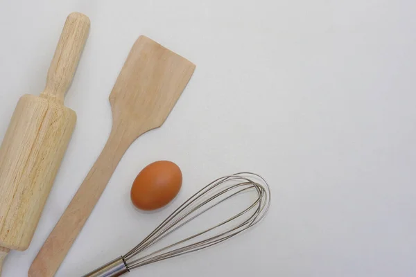 白い背景に台所用品木製のローリングピン 木製のへらと卵のビーターを表示します パン屋用の材料又は台所用品 — ストック写真