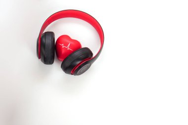 Kırmızı kalpte kalp atış ikonu ve beyaz arka planda steteskop. Tıbbi ve terapi konsepti.