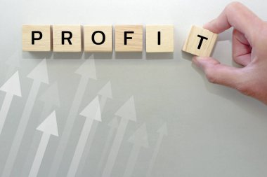 Karakterli ve oklu tahta küpü iten parmaklar şov sektörünü işaret ediyor. İlerici iş kavramından başarıya..