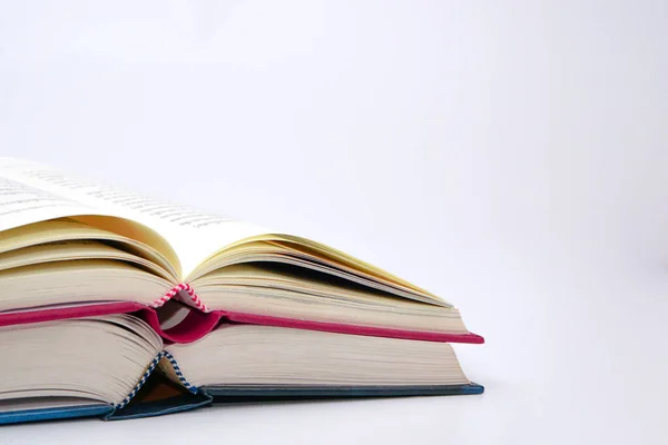 Многие Открытые Книги Белом Фоне Концепция Знаний Образования — стоковое фото