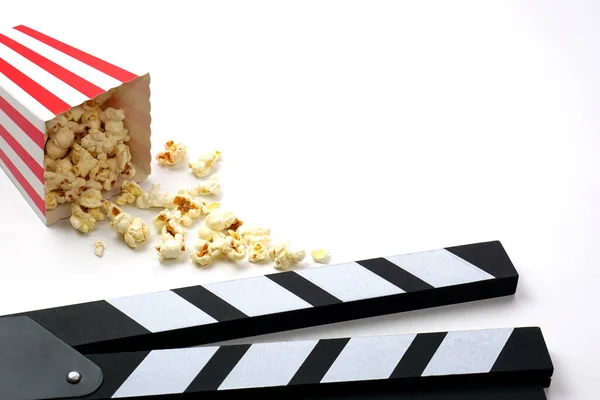 Clapperboard Ταινία Σχιστόλιθο Μαύρο Χρώμα Ποπ Κορν Λευκό Φόντο Κινηματογραφική — Φωτογραφία Αρχείου