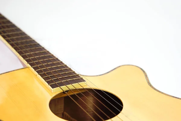 Seçici Odak Akustik Gitar Tellerini Kopyalama Alanı Olan Beyaz Arkaplana — Stok fotoğraf