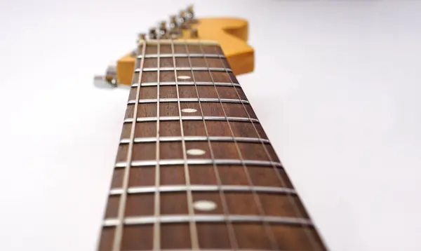 Foco Seletivo Pescoço Guitarra Elétrica Fundo Branco Com Espaço Cópia — Fotografia de Stock