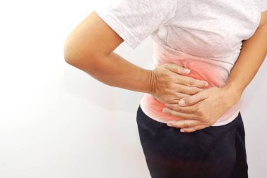 Beyaz arka planda bel ya da kalça ağrısı çeken bir kadın. Kronik gastrit, ofis sendromu ve sağlık konsepti..