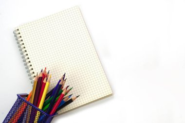 Grafik defterine renkli kalemler ya da pastel boya. Öğrenme, öğrenme ve sunum kavramı.