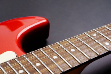 Elektro gitar gövdesi siyah arkaplanda izole edilmiş. Eğlence ve müzik konsepti.