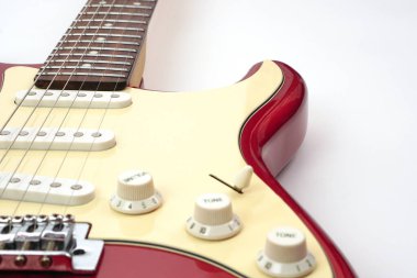 Elektro gitar gövdesi beyaz arka planda izole edilmiş. Eğlence ve müzik konsepti.