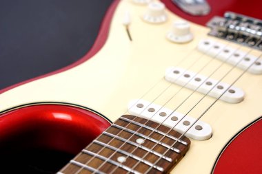 Elektro gitar gövdesi siyah arkaplanda izole edilmiş. Eğlence ve müzik konsepti.