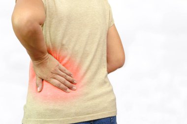 Belden, sırt ağrısından veya beyaz arka planda kalça ağrısından muzdarip bir kadın. Sırt ağrısı, ofis sendromu ve sağlık konsepti.