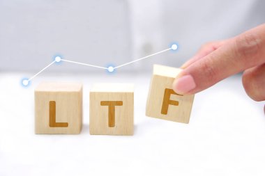 Elinde tahta bir blokla dolaşan bir iş adamı. Risk yönetimi, yatırım fonları, yatırım ve analiz kavramı.