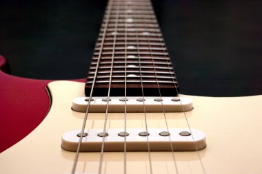 Seçici odak, siyah arka planda elektro gitar. Eğlence, ses ve müzik konsepti.