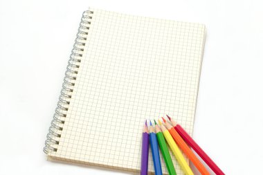 Grafik defterine renkli kalemler ya da pastel boya. Öğrenme, öğrenme ve sunum kavramı.