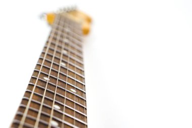 Seçici odak, beyaz arka planda elektronik gitar yakası ve fotokopi alanı. Aşk, eğlence ve müzik konsepti.