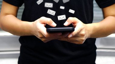 İş adamı akıllı telefondan büyük miktarda SMS mesajı gönderiyor. Sanal mesaj kutusunu göster. Toplu mesajlaşma, dijital çevrimiçi iletişim, çevrimiçi iletişim, yazılım teknolojisi ve iletişim internetindeki sanal asistan.