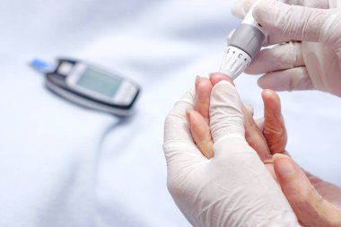 Doktor kan şekeri seviyesini ölçmek için parmağa mızrak kullanarak eldiven takıyor. Sağlık kontrolü, sağlıklı ve tıbbi konsept.