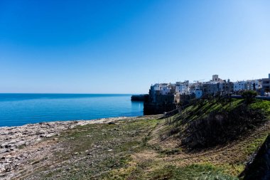 Polignano 'da deniz kenarındaki kayalar Karabasan, Puglia, İtalya