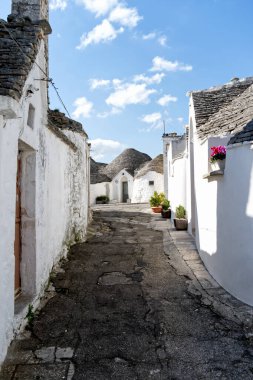 TRULLI, İtalya 'nın güneyinde, UNESCO' nun Puglia 'da küçük bir kasaba olan Alberobello kasabasının tipik evleridir.