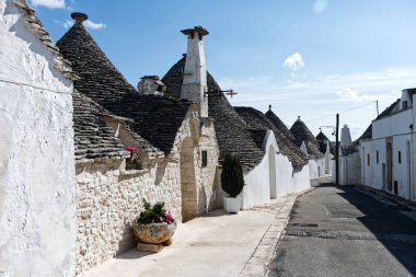 TRULLI, İtalya 'nın güneyinde, UNESCO' nun Puglia 'da küçük bir kasaba olan Alberobello kasabasının tipik evleridir.