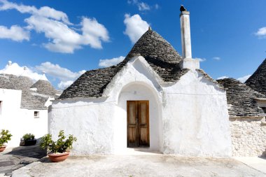 TRULLI, İtalya 'nın güneyinde, UNESCO' nun Puglia 'da küçük bir kasaba olan Alberobello kasabasının tipik evleridir.