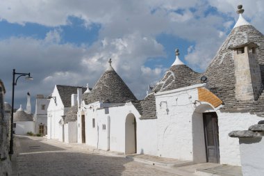 TRULLI, İtalya 'nın güneyinde, UNESCO' nun Puglia 'da küçük bir kasaba olan Alberobello kasabasının tipik evleridir.
