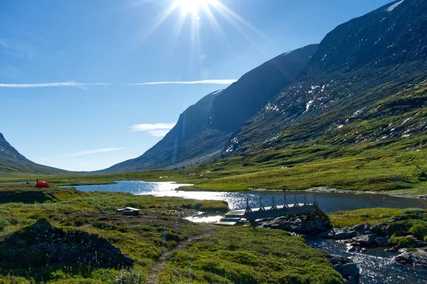 スウェーデンのクングスレーハイキングコースの岩に囲まれた野生の山の川 — ストック写真