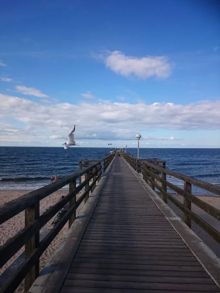 ドイツ北部の港にあるランプと桟橋 — ストック写真