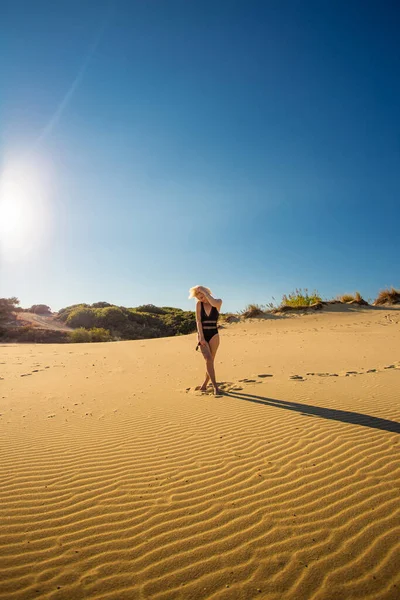 Giovane Donna Che Cammina Dune Sabbiose Nel Deserto — Foto Stock