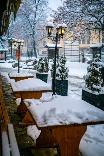 Şehir parkındaki banklarda kar vardı.