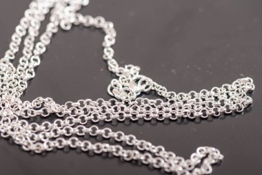 Arka planda izole edilmiş çeşitli mücevher zincirleri var. Her biri ayrı ayrı çekilmiş.