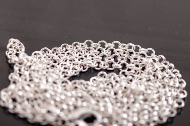 Arka planda izole edilmiş çeşitli mücevher zincirleri var. Her biri ayrı ayrı çekilmiş.