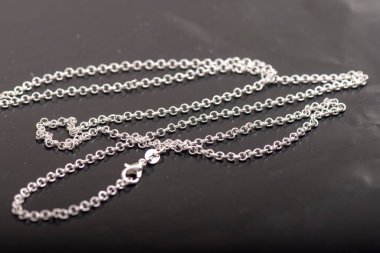 Arka planda izole edilmiş çeşitli mücevher zincirleri var. Her biri ayrı ayrı çekilmiş.