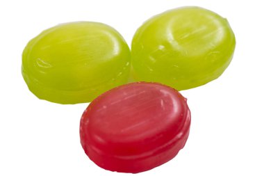  Beyaz arka planda karamel. Yuvarlak karamel şekeri izole et,