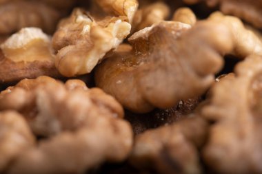 Ceviz tanelerinin yarısı. İçi cevizli. Sağlıklı beslenme. Yemekler için malzemeler. Ceviz doldurma izolasyonu. Doğal.