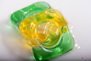 Çamaşır deterjanı beyaz arka planda izole edilmiş jel kapsülü..