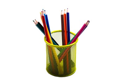 Beyaz arkaplanda renkli kalemler,