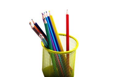 Beyaz arkaplanda renkli kalemler,