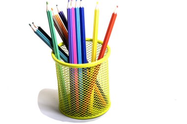 Beyaz arkaplanda renkli kalemler,