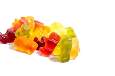 Jelibon ayıcıklar, beyaz üzerine bırakılmış renkli jöle ayı şekerlemeleri.,