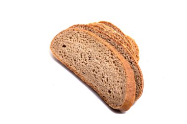 Beyaz arkaplanda izole edilmiş çavdar ekmeği,
