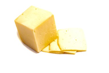 beyaz zemin üzerinde bir parça peynir portre görünümü,