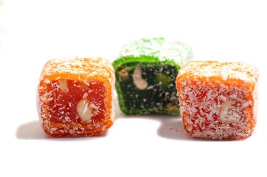 Beyaz arka plan üzerinde izole lezzetli renkli marmelat. Renkli meyve şeker jöle. Çeşitli meyve şeker