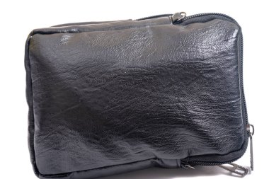 Siyah deri evrak çantası beyaz üzerine izole edilmiş.,