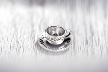 Tahta masada bir fincan ve çay tabağı.