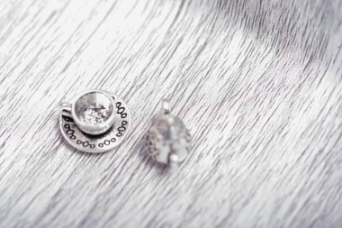 Tahta masada bir fincan ve çay tabağı.