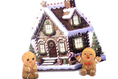 Hediyeler ve karlı bir Noel manzarası. Mutlu Noeller ve mutlu yıllar. Noel kutlaması tatil geçmişi