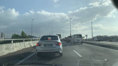 Yolda iki sıra araç durdu.