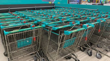 14 Haziran 2024 'te Puchong Jaya, Selangor-Malezya' daki Lotus Hypermarket 'teki tramvay manzarası