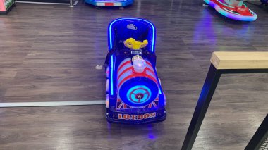 Hipermarket Lotus Puchong Jaya, Selangor-Malezya 'daki çocuk bölgesi için küçük elektrikli tren 14 Haziran 2024