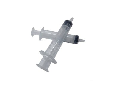 Şırınga beyaz arkaplanda izole edildi