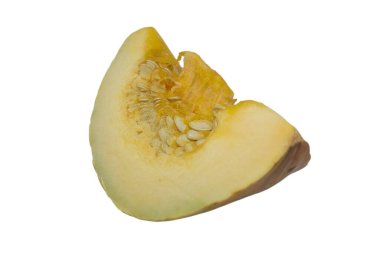 Dilimlenmiş balkabağı beyaz arkaplanda izole edilmiş